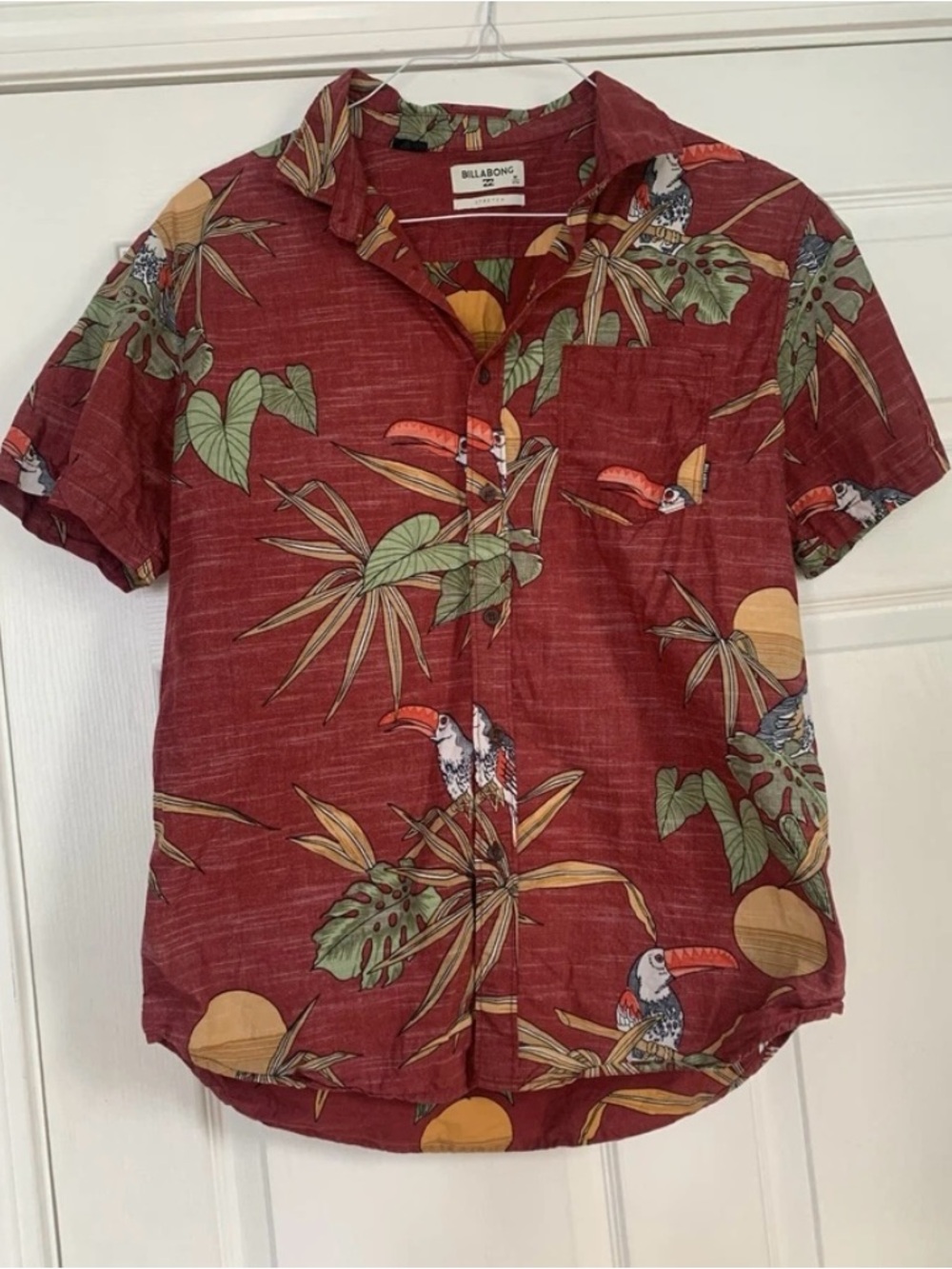 Billabong Men's Short Sleeve Toucan Print Stretch Button-Down Shirt (Size M)